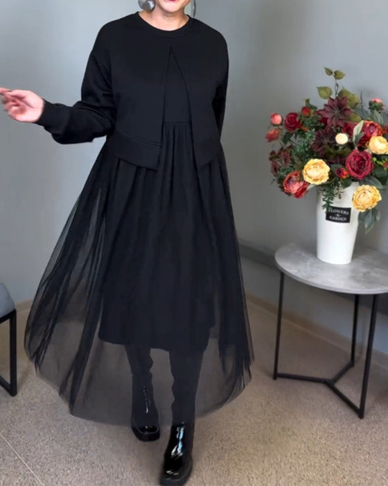 Nieregularne siateczkowe przeszycia w jednolitym kolorze i elegancka sukienka