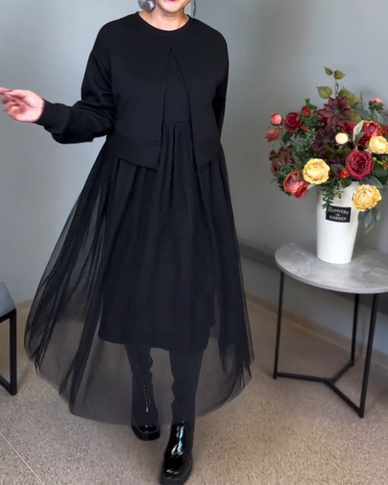 Nieregularne siateczkowe przeszycia w jednolitym kolorze i elegancka sukienka