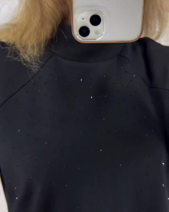 Plisowana sukienka w jednolitym kolorze z wysokim kołnierzem