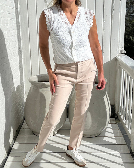 Koronkowa elegancka bluzka bez rękawów z dekoltem w kształcie litery V