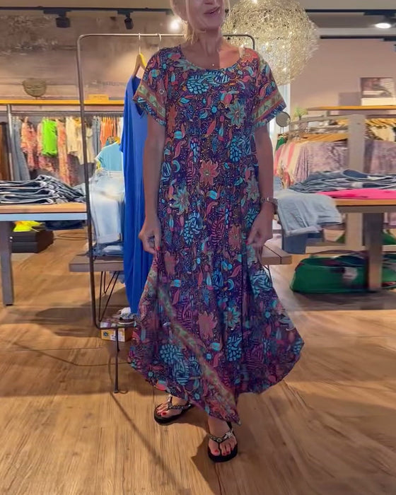 Długa sukienka z krótkim rękawem i okrągłym dekoltem z nadrukiem