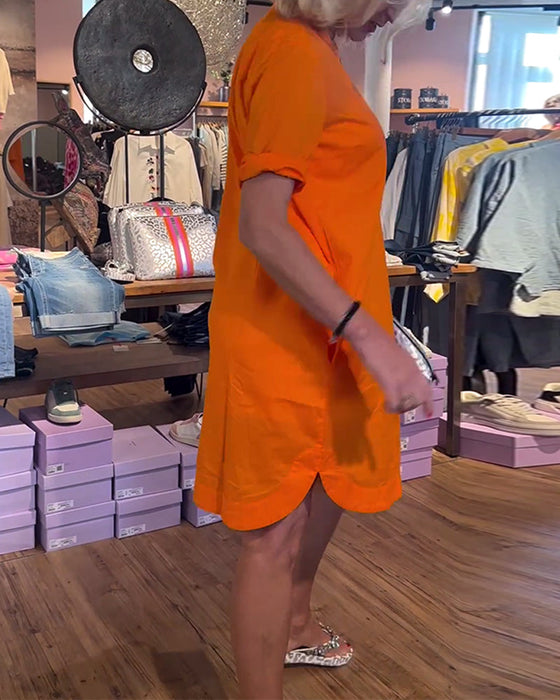 Luźna sukienka w jednolitym kolorze zapinana na guziki