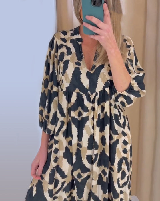 Długa sukienka z nadrukiem i dekoltem w kształcie litery V