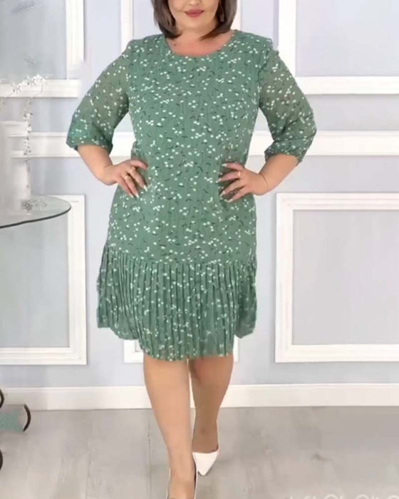 Elegancka sukienka z plisowanym nadrukiem