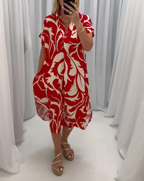 Sukienka z kontrastowym nadrukiem i rozcięciami