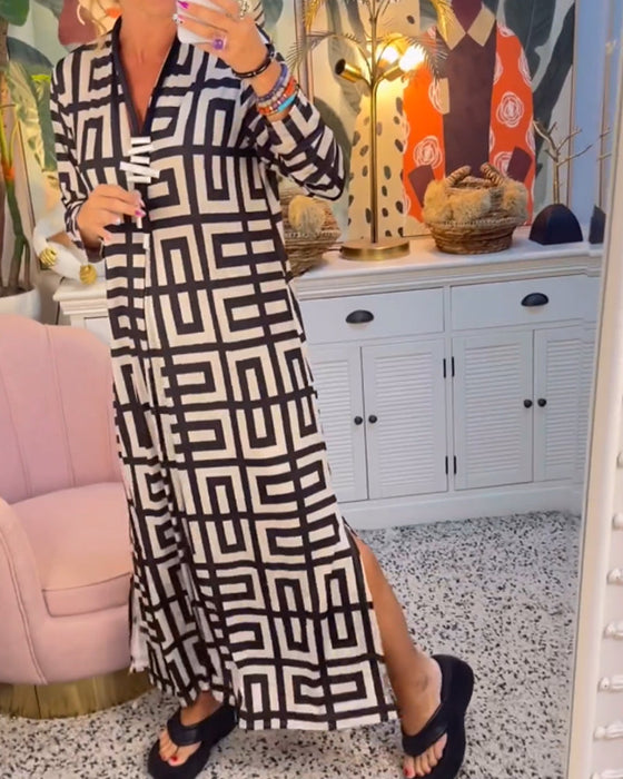 Sukienka z geometrycznym nadrukiem i dekoltem w kształcie litery V