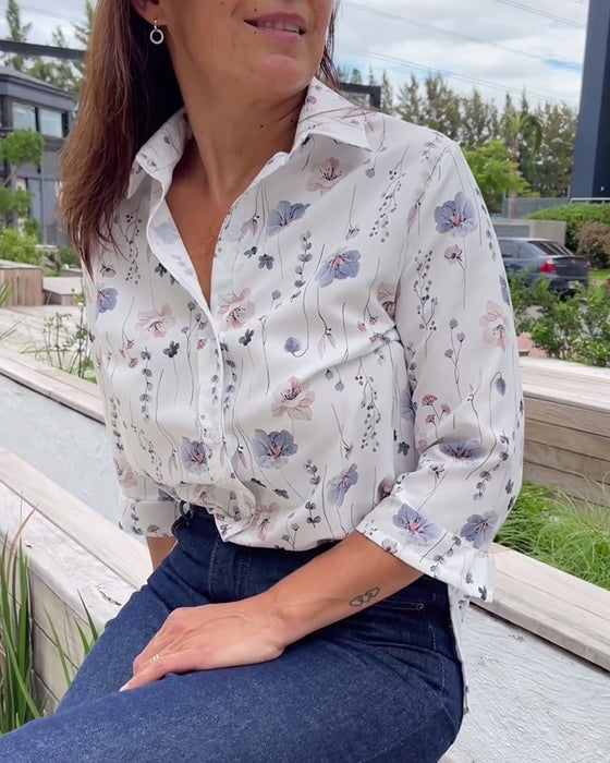 Elegancka koszula z guzikami i rękawami trzy czwarte w kwiatowy wzór