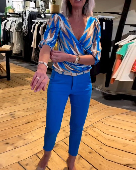 Bluzka z głębokim dekoltem w kształcie litery V z nadrukiem