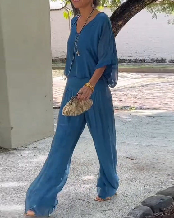 Dwuczęściowy garnitur w jednolitym kolorze z dekoltem w kształcie litery V