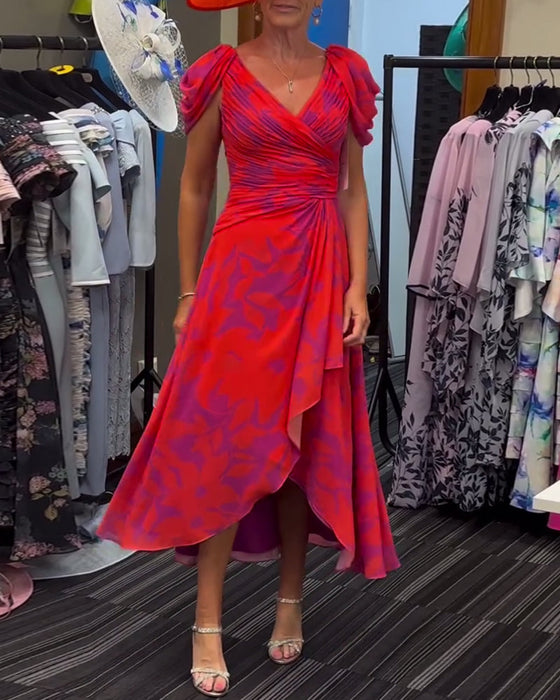 Plisowana sukienka z rozcięciem i nadrukiem