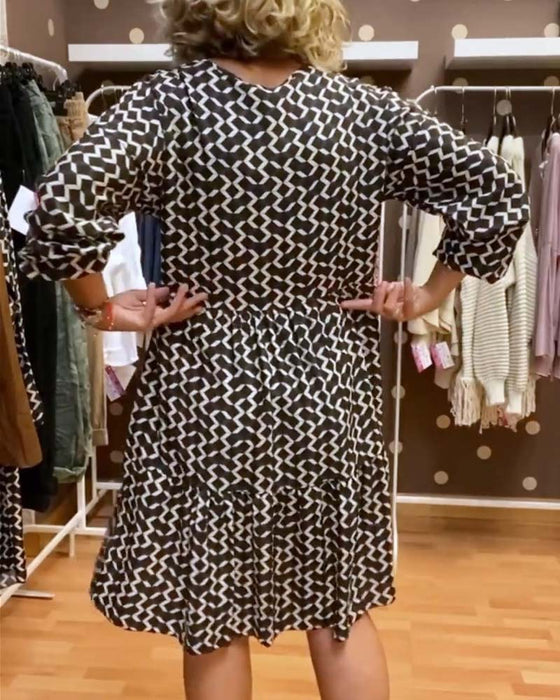 Sukienka na co dzień z geometrycznym nadrukiem i dekoltem w kształcie litery V