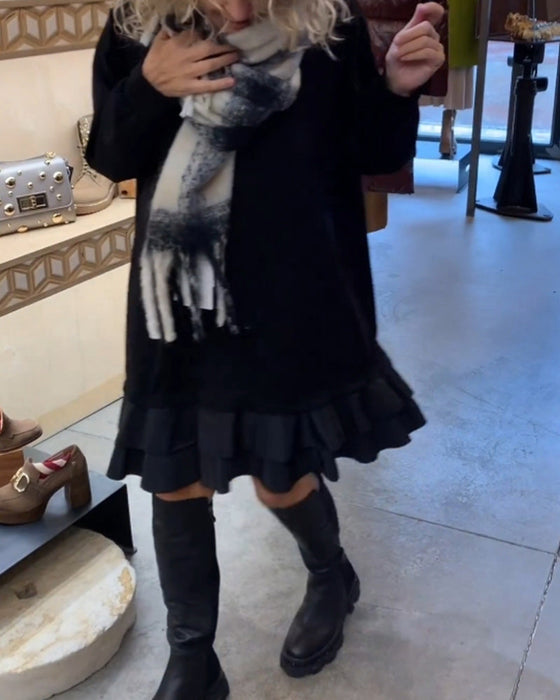 Sukienka o eleganckiej sylwetce i długim rękawie