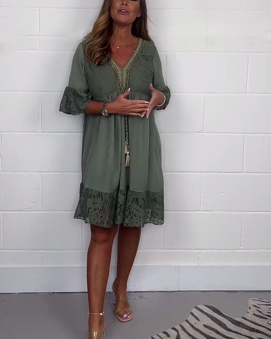 Elegancka jednokolorowa koronkowa sukienka o luźnym kroju z dekoltem w kształcie litery V