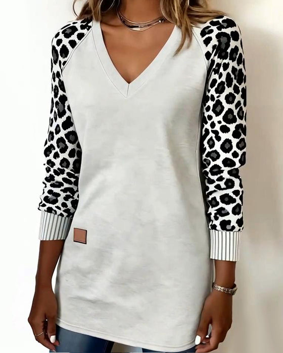 Bluza W Średniej Długości Z Dekoltem W Serek I Leopardzim Nadrukiem