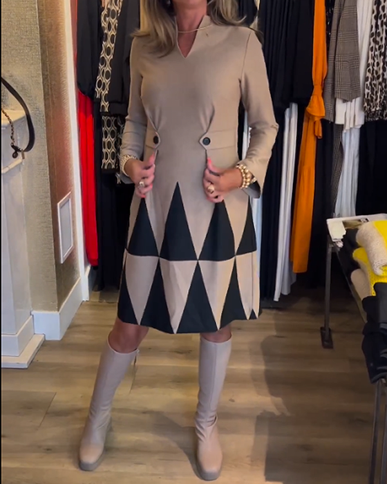 Elegancka sukienka z geometrycznym nadrukiem