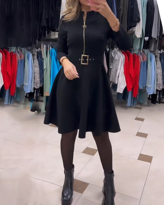 Prosta sukienka w jednolitym kolorze zapinana na zamek