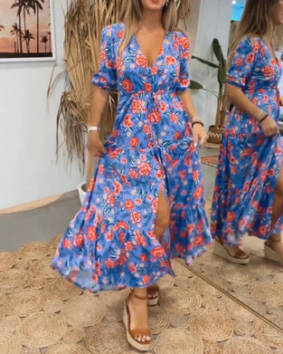 Sukienka z nadrukiem w róże i rozcięciami