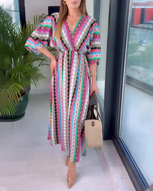 Kolorowa patchworkowa sukienka z dekoltem w kształcie litery V i rękawami trzy czwarte