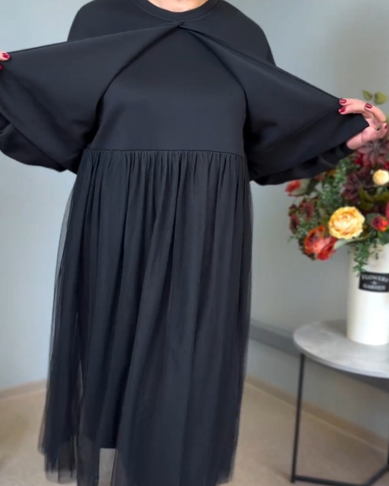 Nieregularne siateczkowe przeszycia w jednolitym kolorze i elegancka sukienka