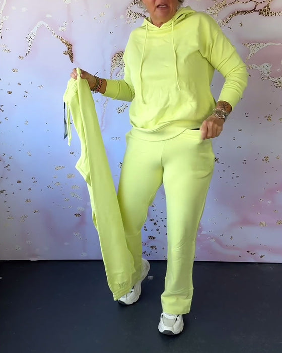 Jednokolorowy komplet składający się z bluzy i spodni z kapturem