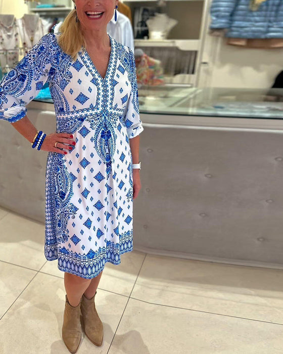 Elegancka sukienka midi z dekoltem w kształcie litery V