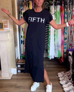 Sukienka z falbaną i rozcięciem na rękawach z nadrukiem w litery