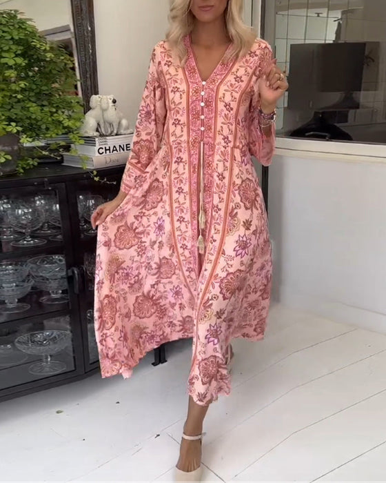 Elegancka sukienka z nadrukiem i dekoltem w kształcie litery V, zapinana na guziki