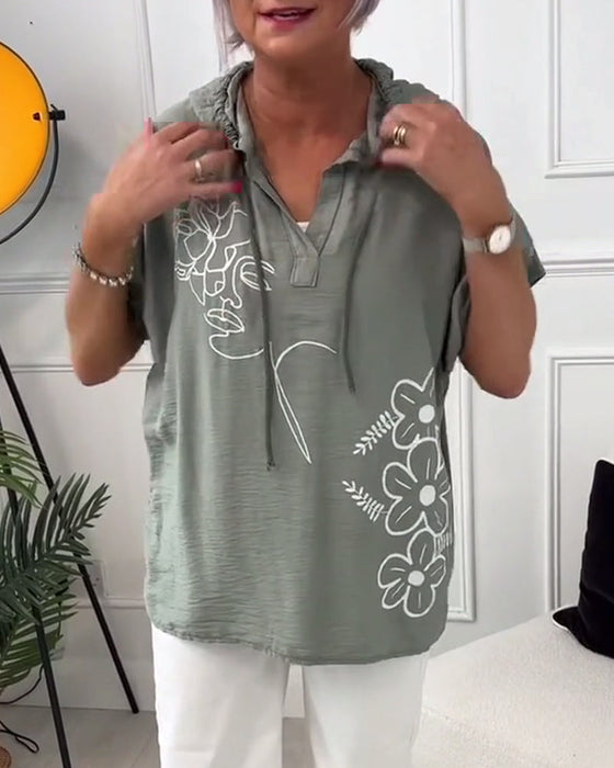 Luźna bluzka z krótkim rękawem i nadrukiem kwiatowym