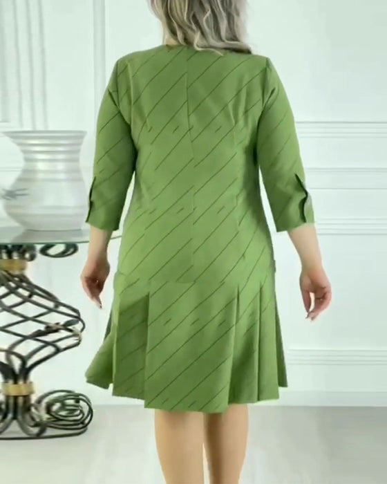 Elegancka sukienka z okrągłym dekoltem i nadrukiem