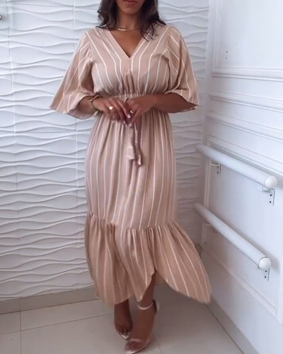 Sukienka w paski ze sznurkiem