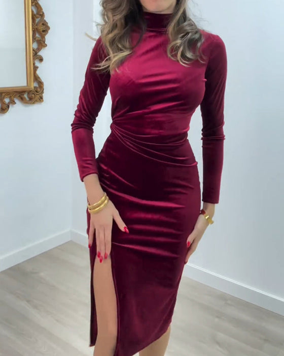 Elegancka aksamitna sukienka z rozcięciem z boku