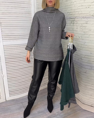 Sweter z golfem i nadrukiem