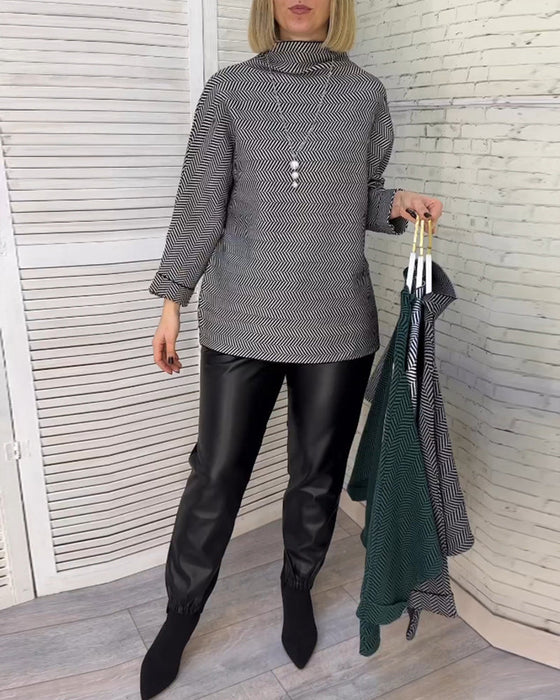 Sweter z golfem i nadrukiem