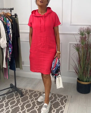 Sukienka z krótkim rękawkiem i kapturem