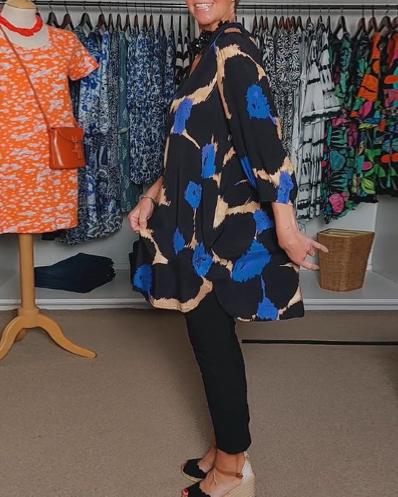 Bluzka z kontrastowym nadrukiem dekoltem w serek swobodnym krojem i długim rękawem