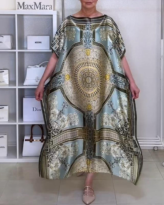 Luźna sukienka w stylu boho z nadrukiem i rozcięciem