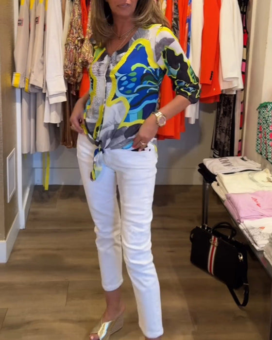 Bluzka z kwiatowym nadrukiem i dekoltem w kształcie litery V