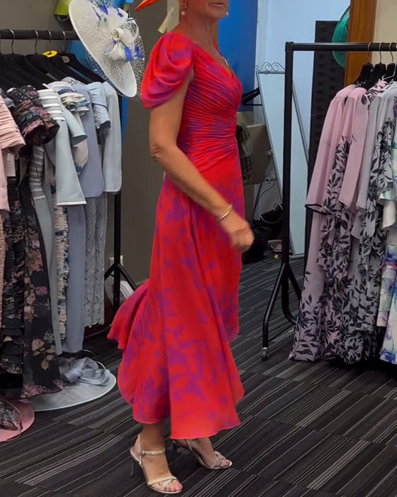 Plisowana sukienka z rozcięciem i nadrukiem