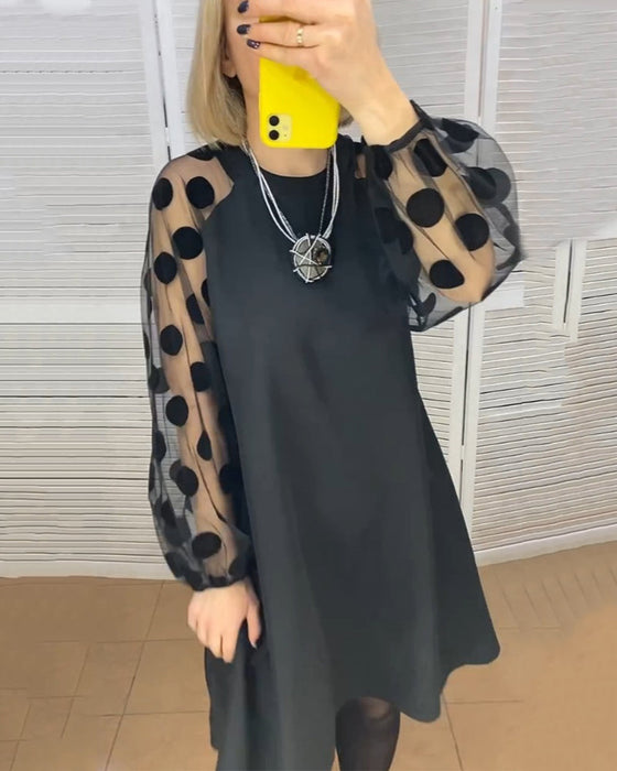 Sukienka o eleganckim fasonie i wzorze w groszki