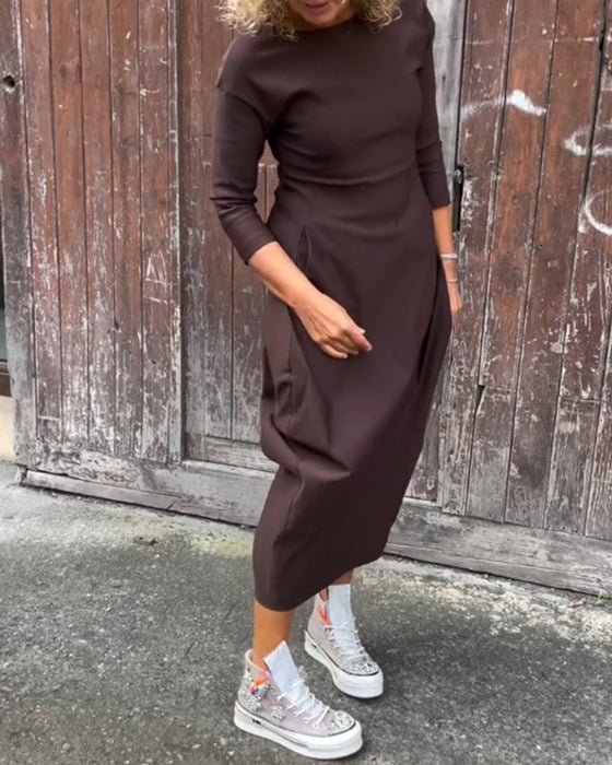 Prosta jednokolorowa elegancka sukienka z długim rękawem i kieszeniami