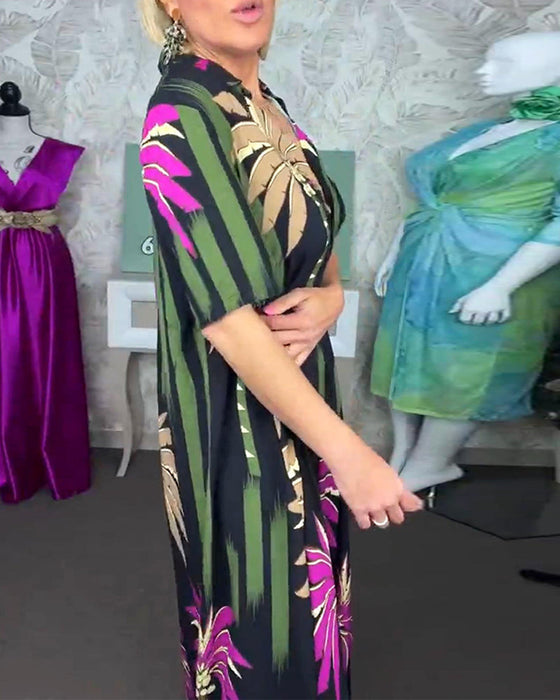 Luźna sukienka z krótkim rękawem i nadrukiem w liście