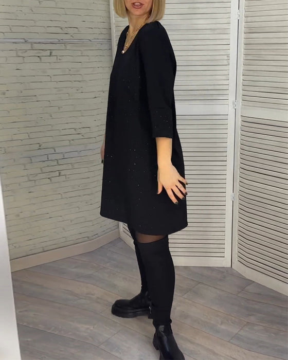 Elegancka sukienka z dekoltem w kształcie litery V i rękawami trzy czwarte