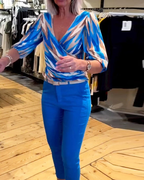 Bluzka z głębokim dekoltem w kształcie litery V z nadrukiem