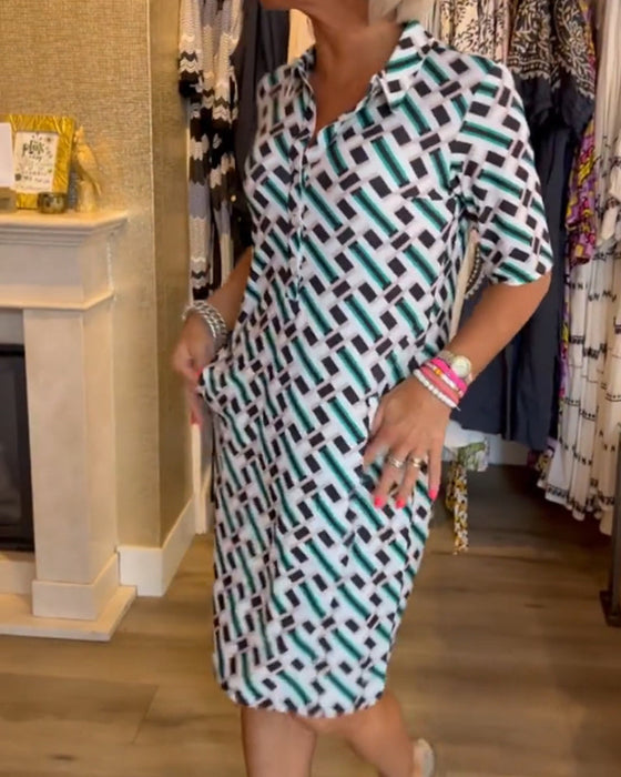 Sukienka z nadrukiem geometrycznym i dekoltem V